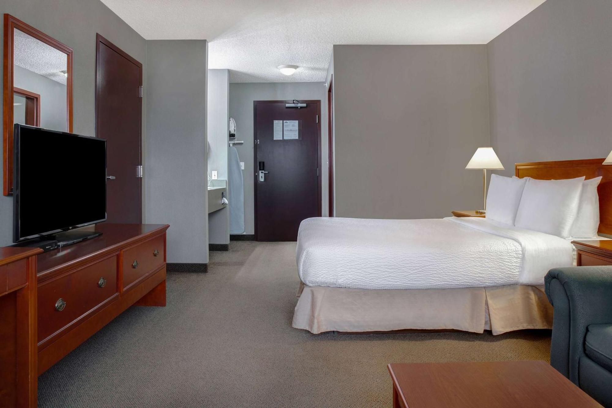 Days Inn By Wyndham Whitecourt Exterior photo